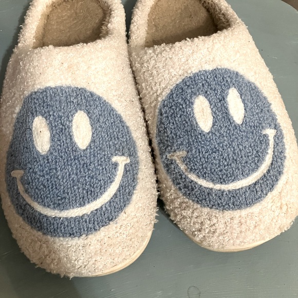 Cute New Smileys! Out on the town or at home comfy slip ons -size 8.  Boutique - Picture 1 of 4